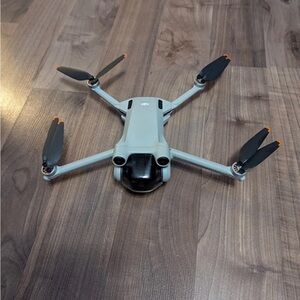 DJI Mini 3 Pro Drone
Bundle - Controller + Battery +
Case
